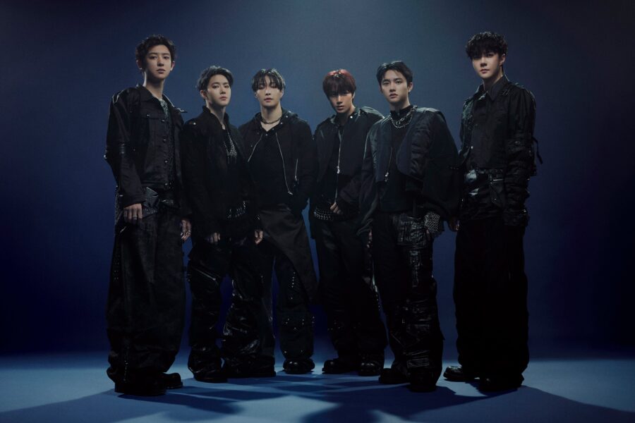 EXO REVERXE Crown Group Photo